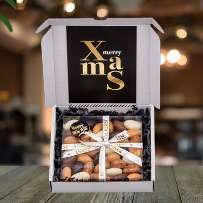 Brievenbuscadeau kerst met een doosje noten of chocolade 