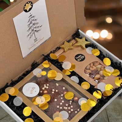 Brievenbuscadeau kerst met een chocolade kerstboom en notenmix 