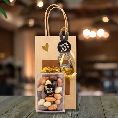 Cadeautasje kerst met een koker chocolade