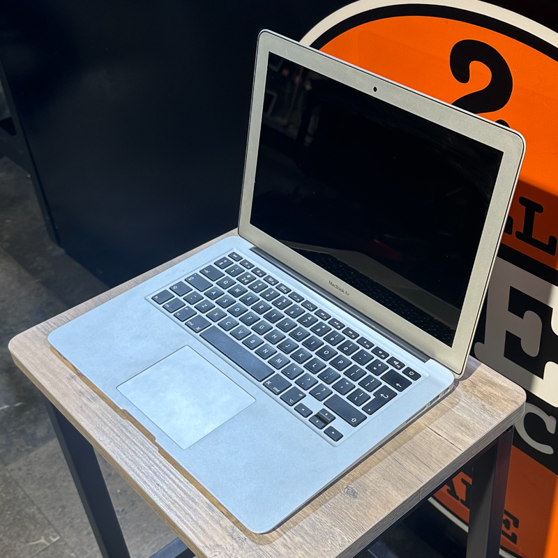 Apple Macbook air 2015 - 128gb 8gb RAM - 1.6 GHz dual core i5 - 13