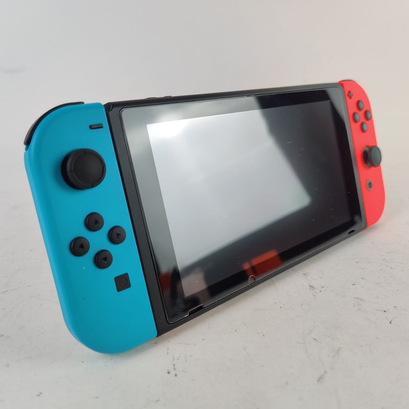 Nintendo Switch NEON + Lader + Dock + Straps — Used Products