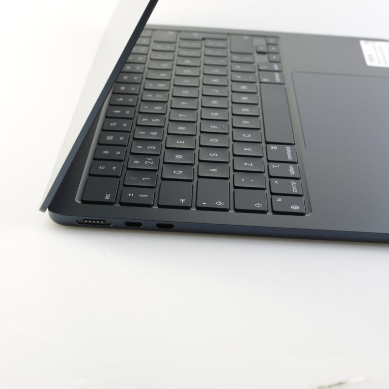 MacBook Air 13 Inch 2022 M2 16GB 256GB Midnight NETTE STAAT — Used