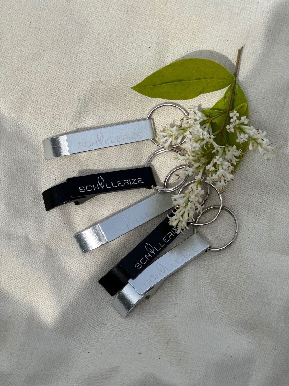 Schillerize-Schlüsselanhänger in silber und schwarz