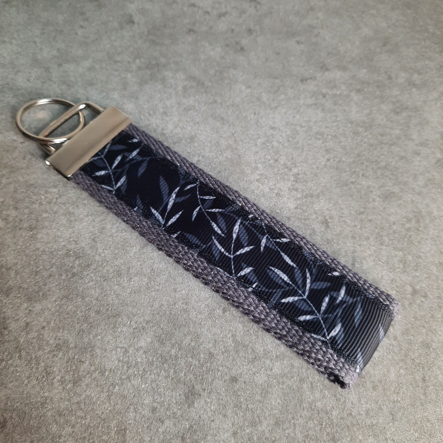 Porte-clefs de poignet Feuillages noirs