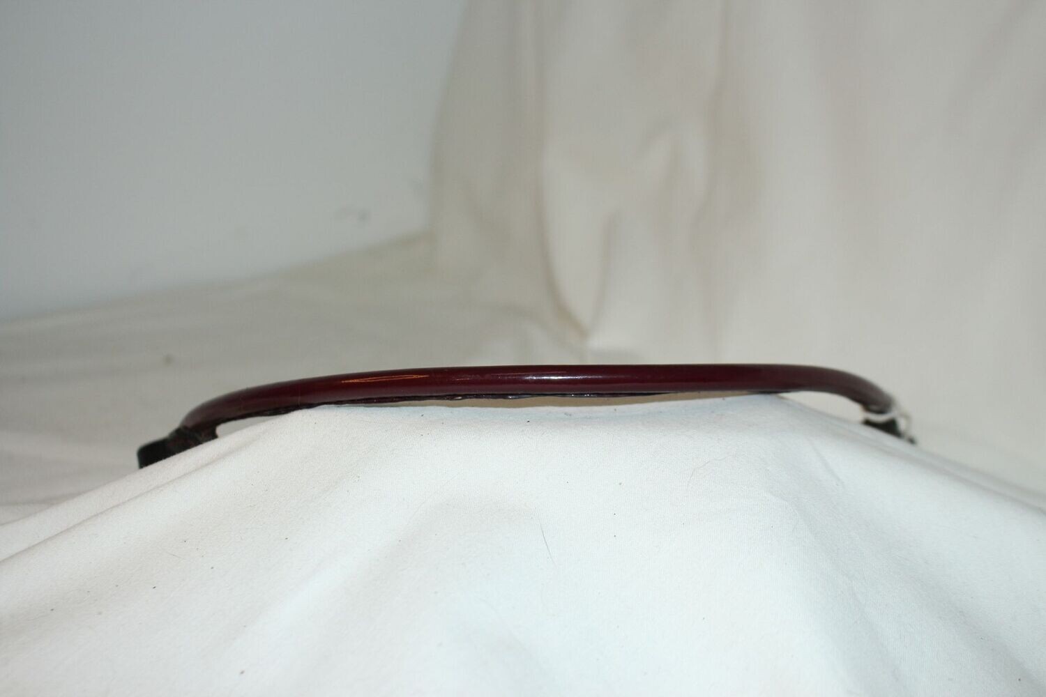 Frontal Cousu Rond Vernis Bordeaux