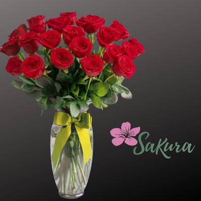 24 rosas rojas en florero