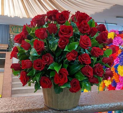 100 rosas rojas en base premium con follaje