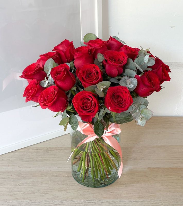 24 rosas rojas en florero cilíndrico