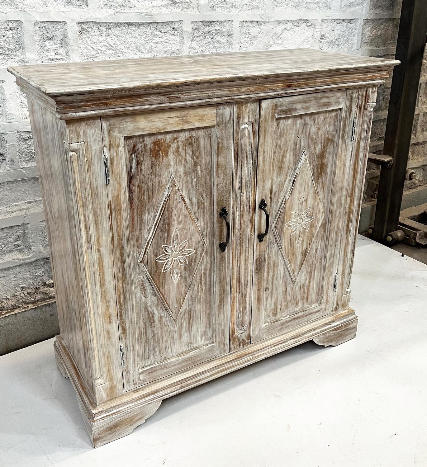 WDN SIDEBOARD 70