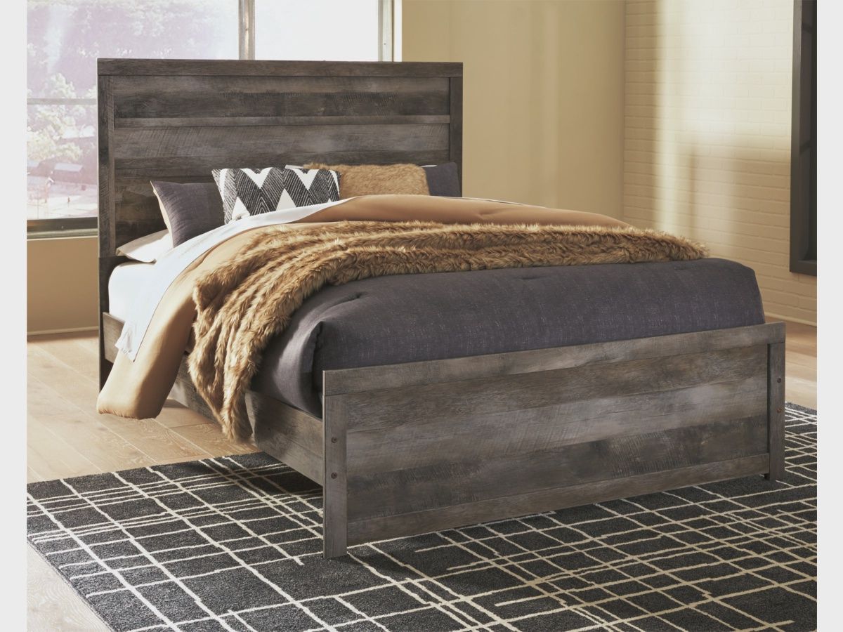 Wynnlow Queen Panel Bed