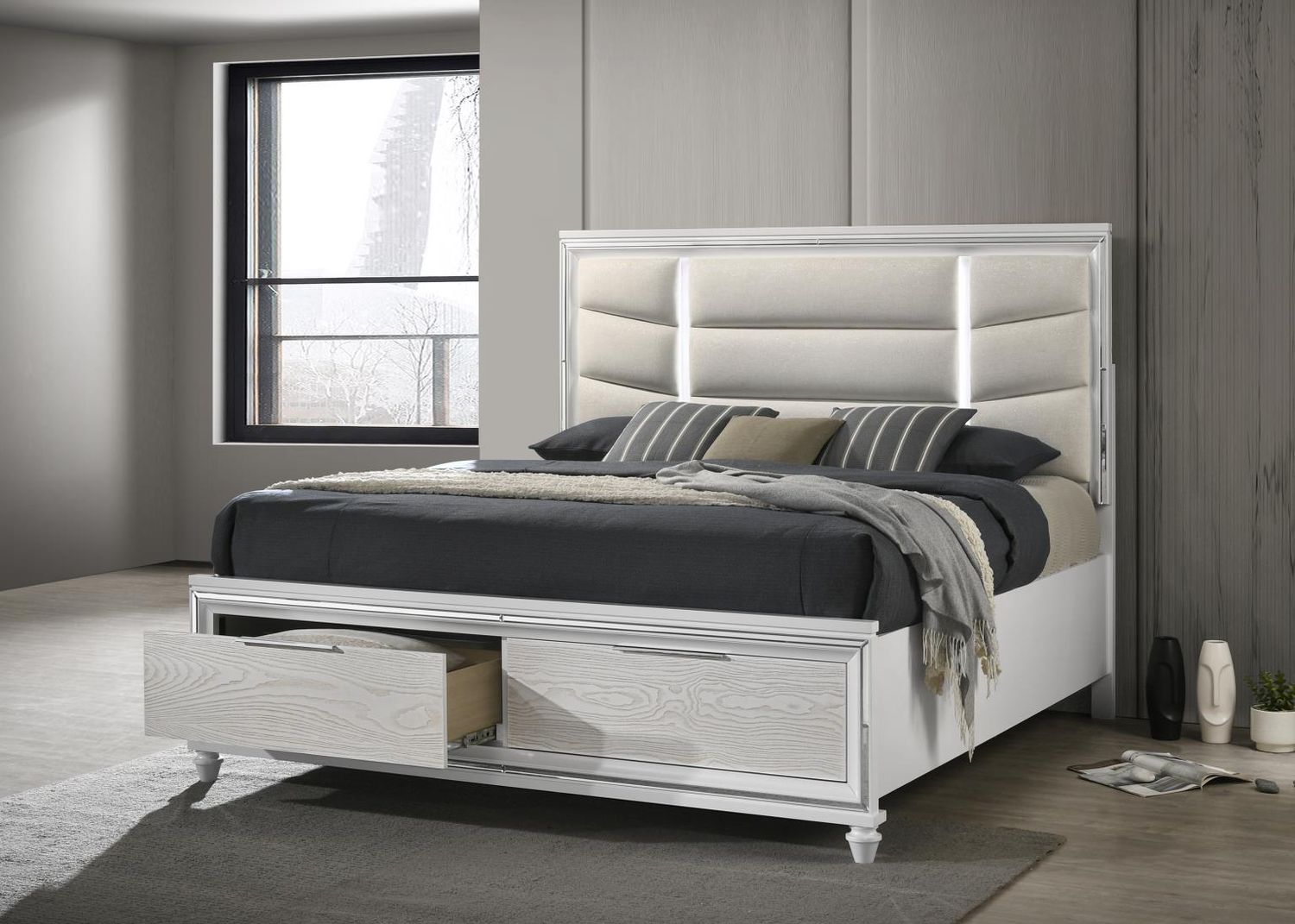 B027 - Bed, Size: Queen