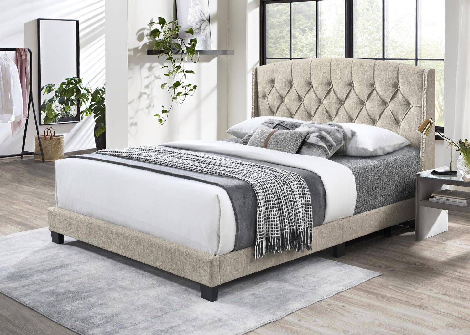 B596 - Bed, Size: Full