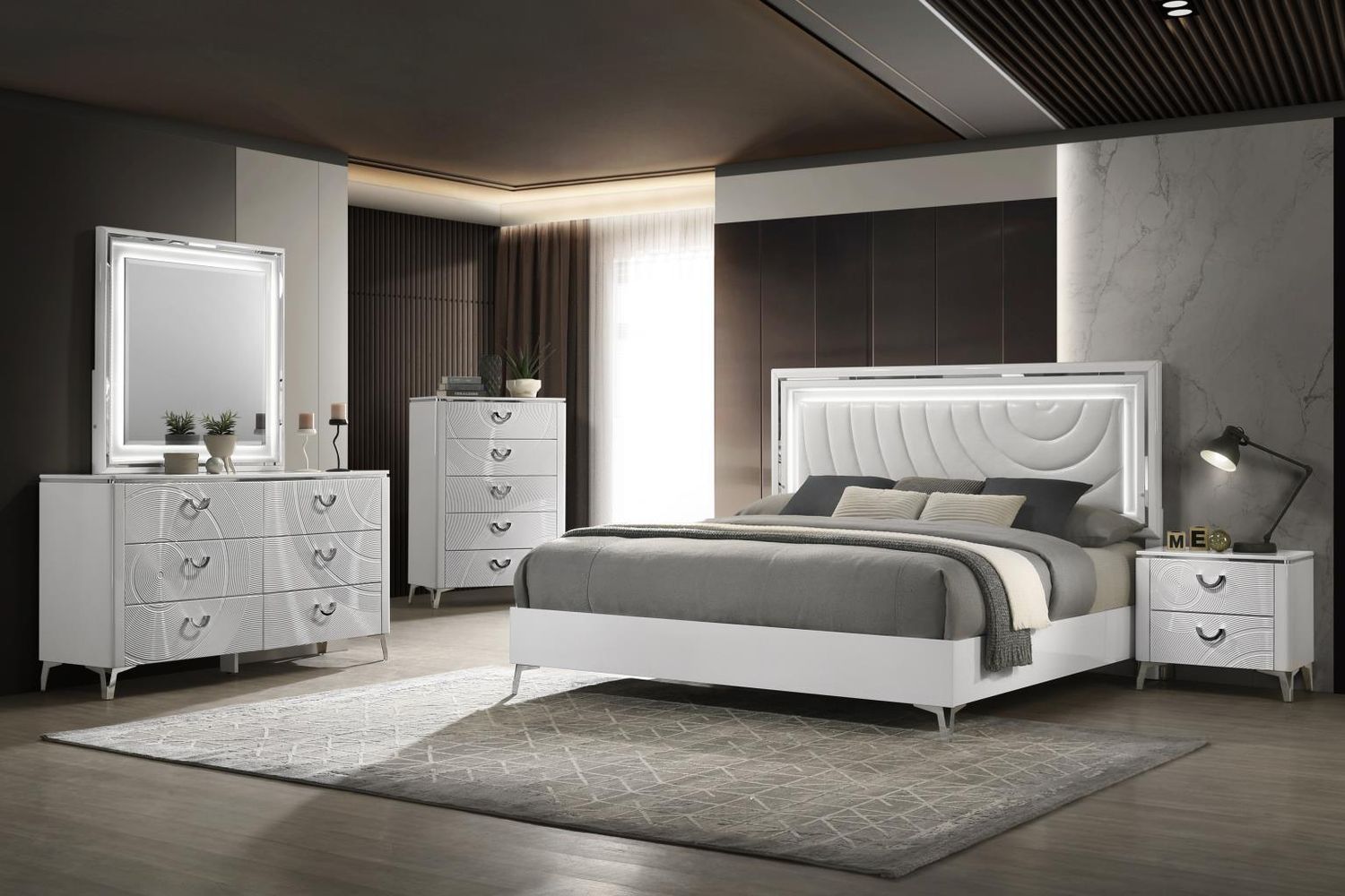 B119 - Bedroom Set, Sets: 5 Pc. Bed, Dresser, Mirror, Chest, Nightstand, Size: King
