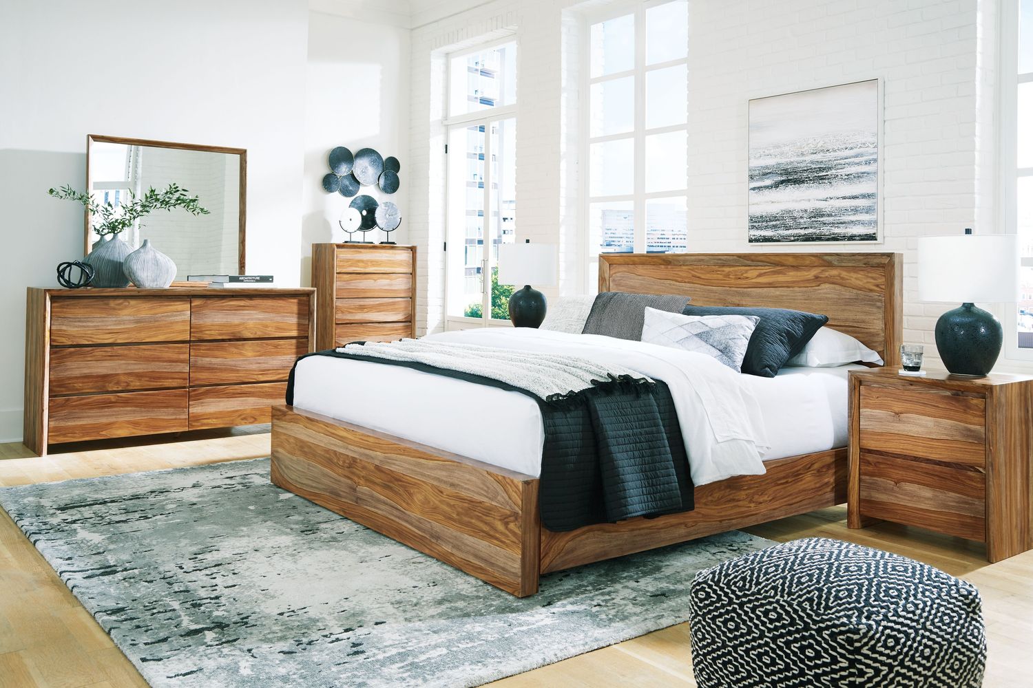 Dressonni - Panel Bedroom Set, Sets: 5 Pc. Bed, Dresser, Mirror, Chest, Size: Queen