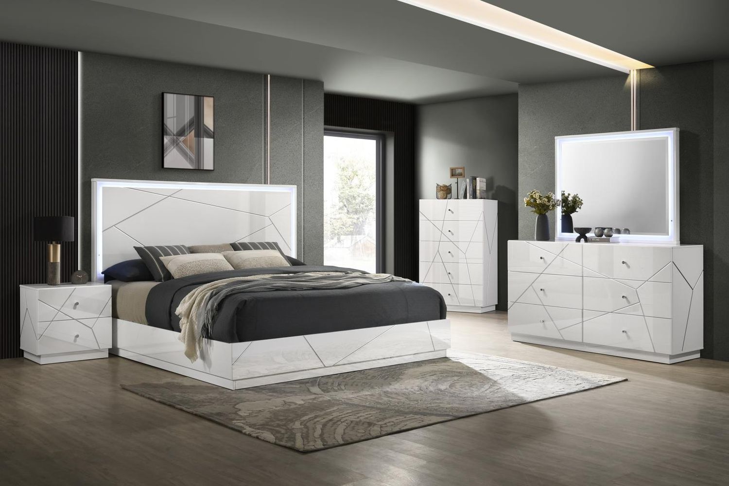 B121 - Bedroom Set, Sets: 3 Pc. Bed, Dresser, Mirror, Size: King
