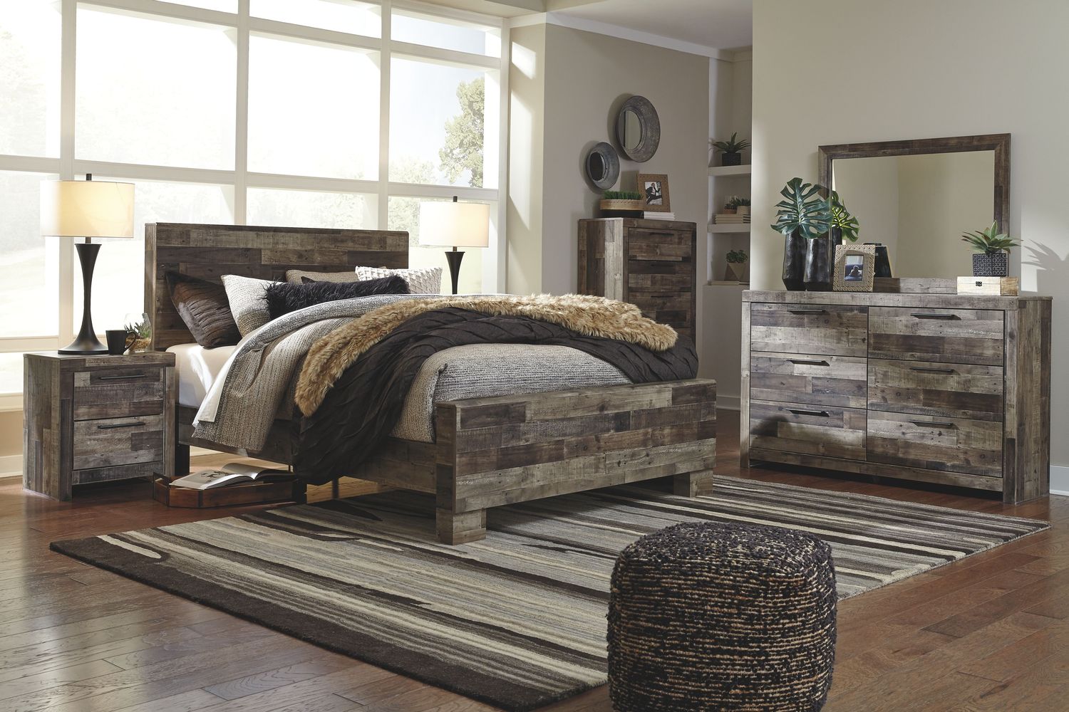 Derekson - Panel Bedroom Set, Sets: 6 Pc. Bed, Dresser, Mirror, Chest, Size: Queen, StorageOption: None