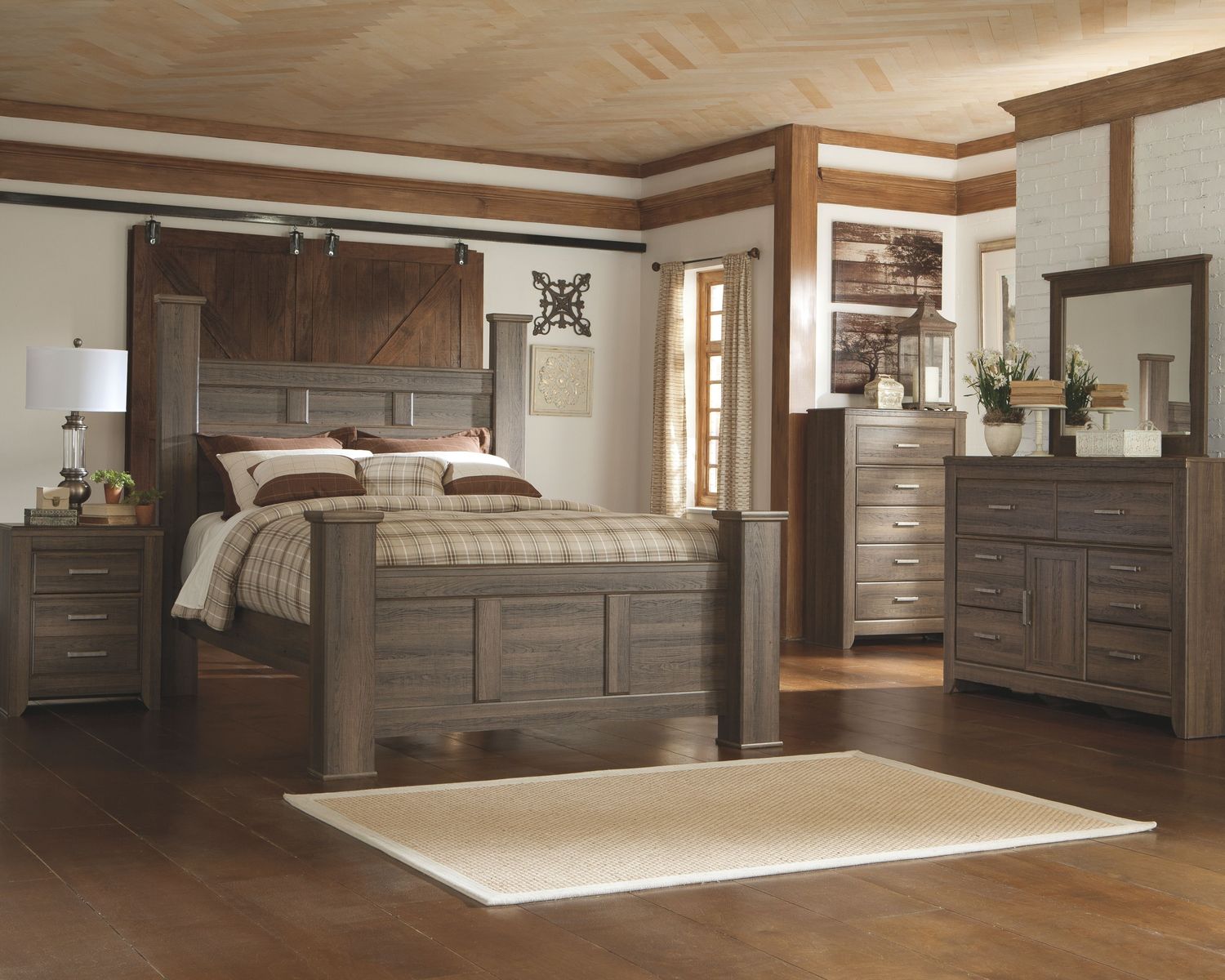 Juararo - Poster Bedroom Set, Sets: 6 Pc. Bed, Dresser, Mirror, Chest, Size: Queen