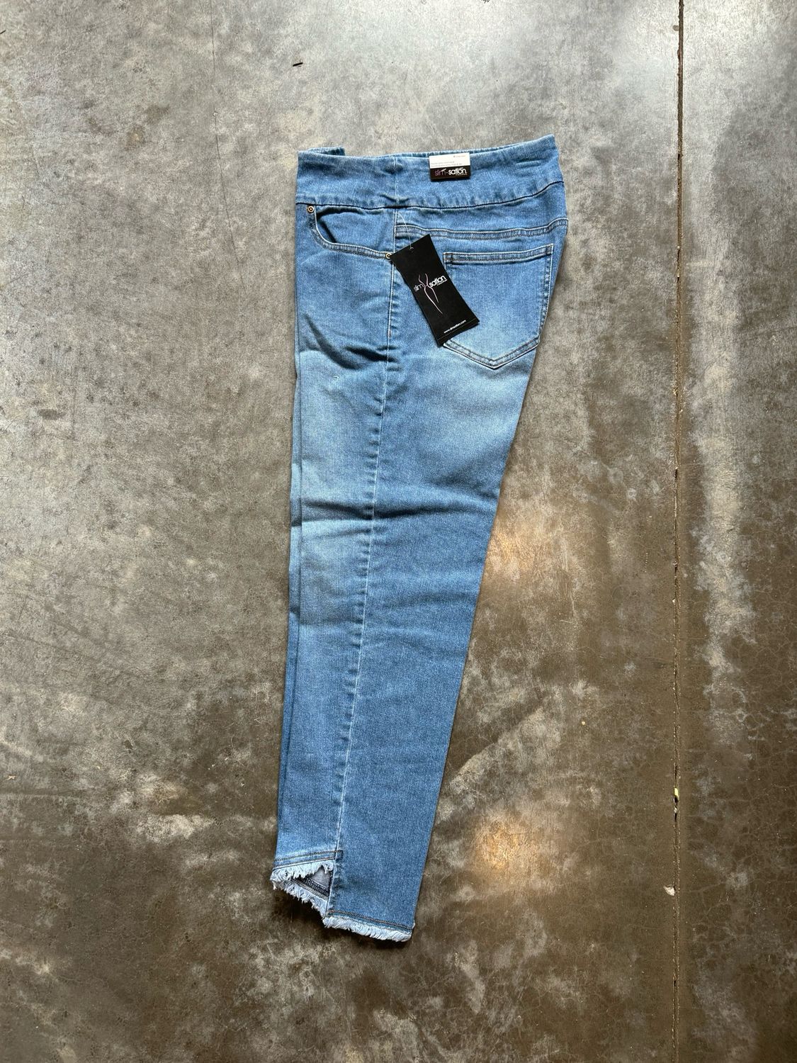 MDINDG Angled Fringe Hem Ankle Jean