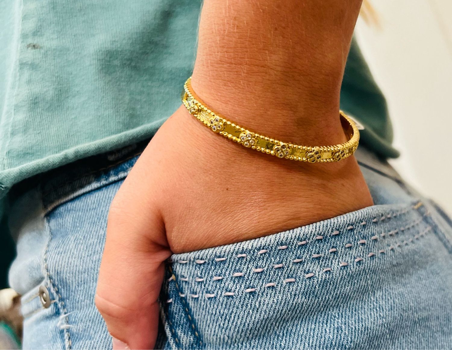 VG Gold Clover Rhinestone Clasp Bracelet