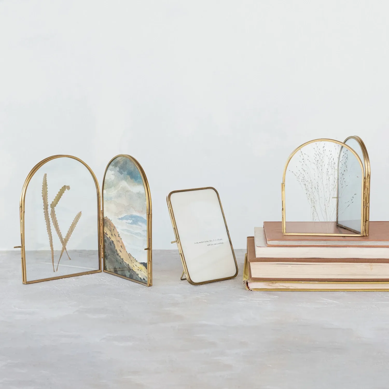 DF9538-Brass &amp; Glass Arched Photo Frame