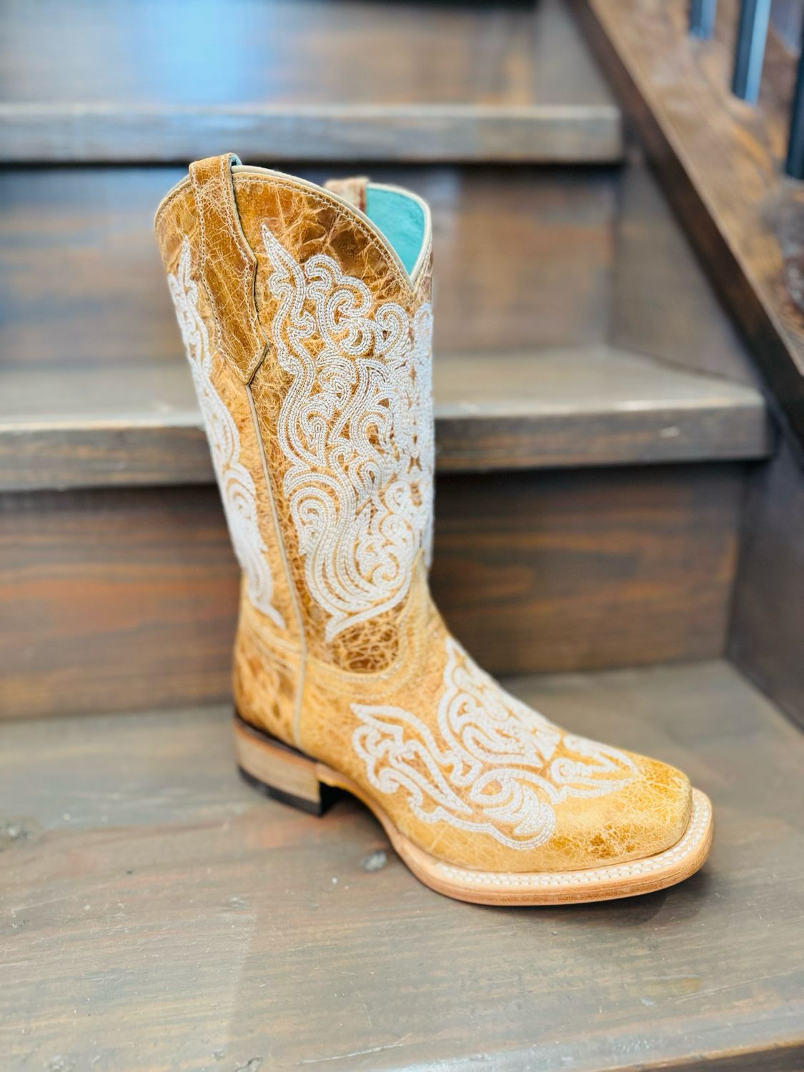 TN Straw Luminscent Emb Sq Toe