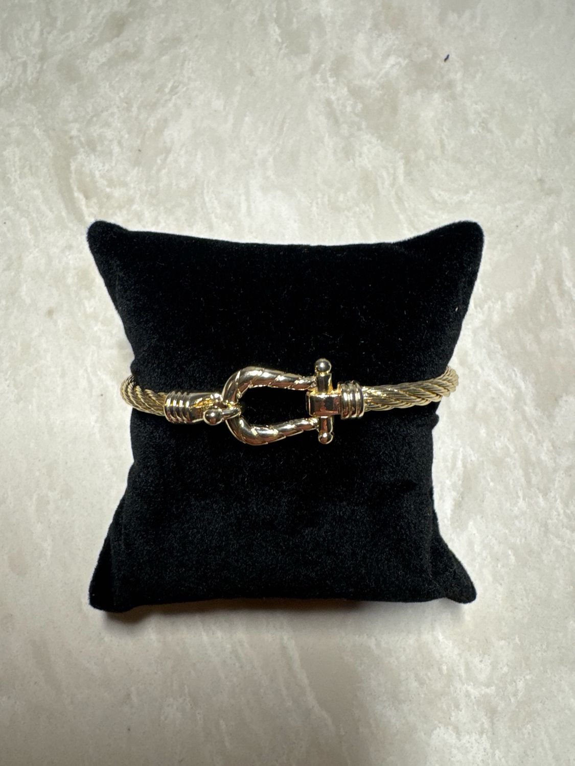VG Horseshoe Clasp