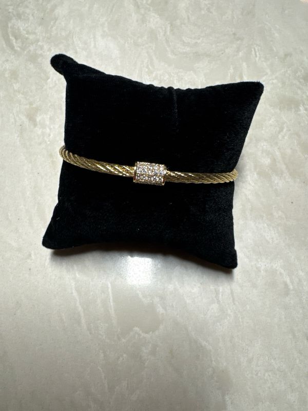 VG Rhinestone Stay Bracelet