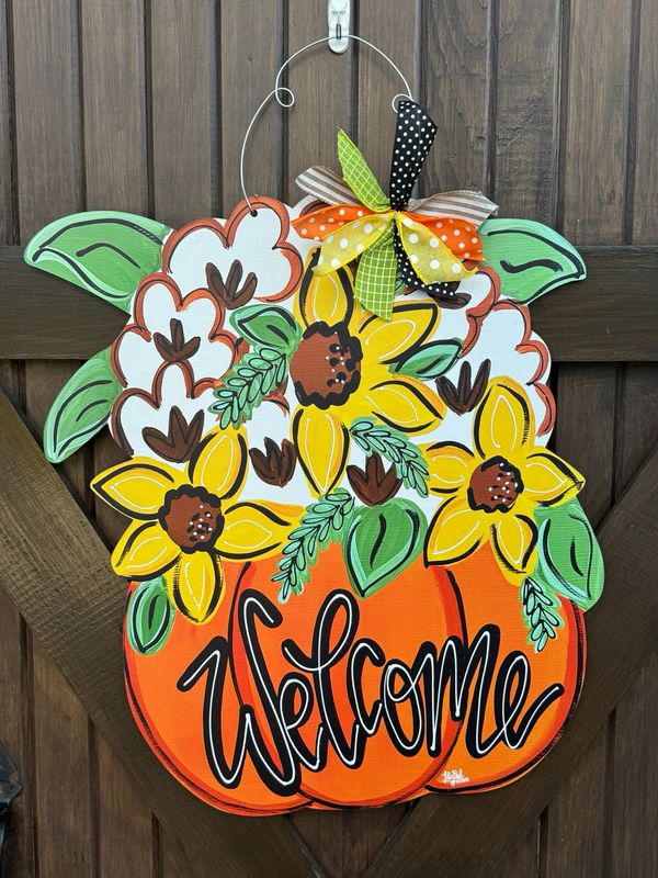 Welcome Pumpkin w White/Yellow Flowers Doorhanger
