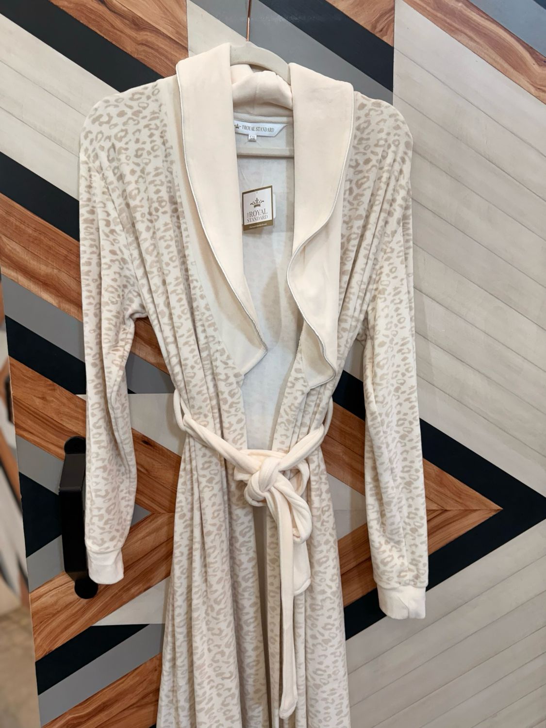 VG Leopard Harbin Robe Soft White