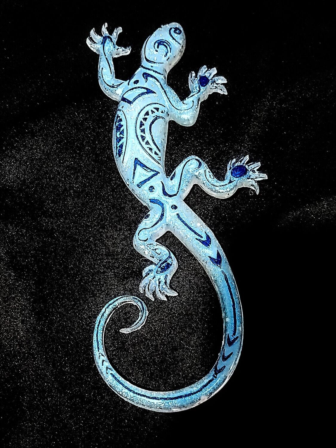 White resin lizard