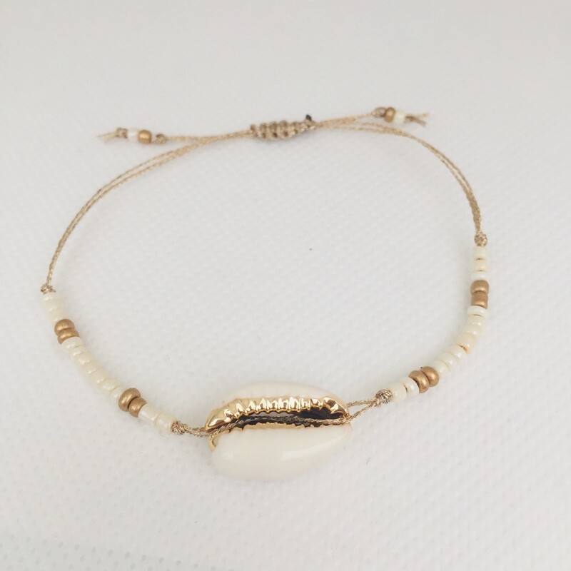 Goud met goudkleurige schelp