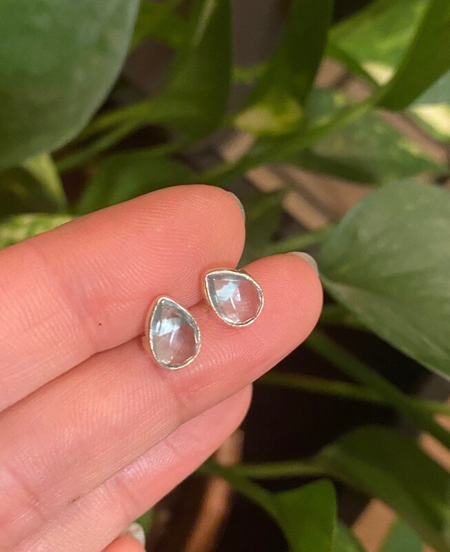 Oorbellen stekertjes druppel Topaas blauw