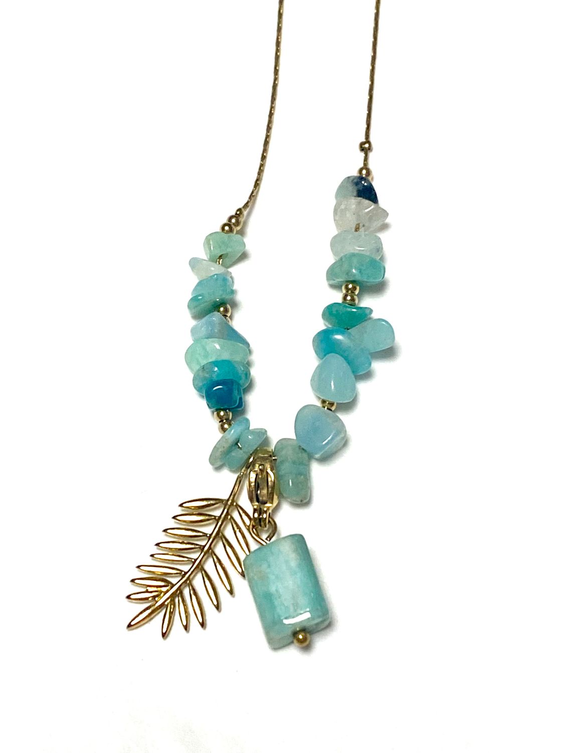 Ketting halfedelsteen en pluim