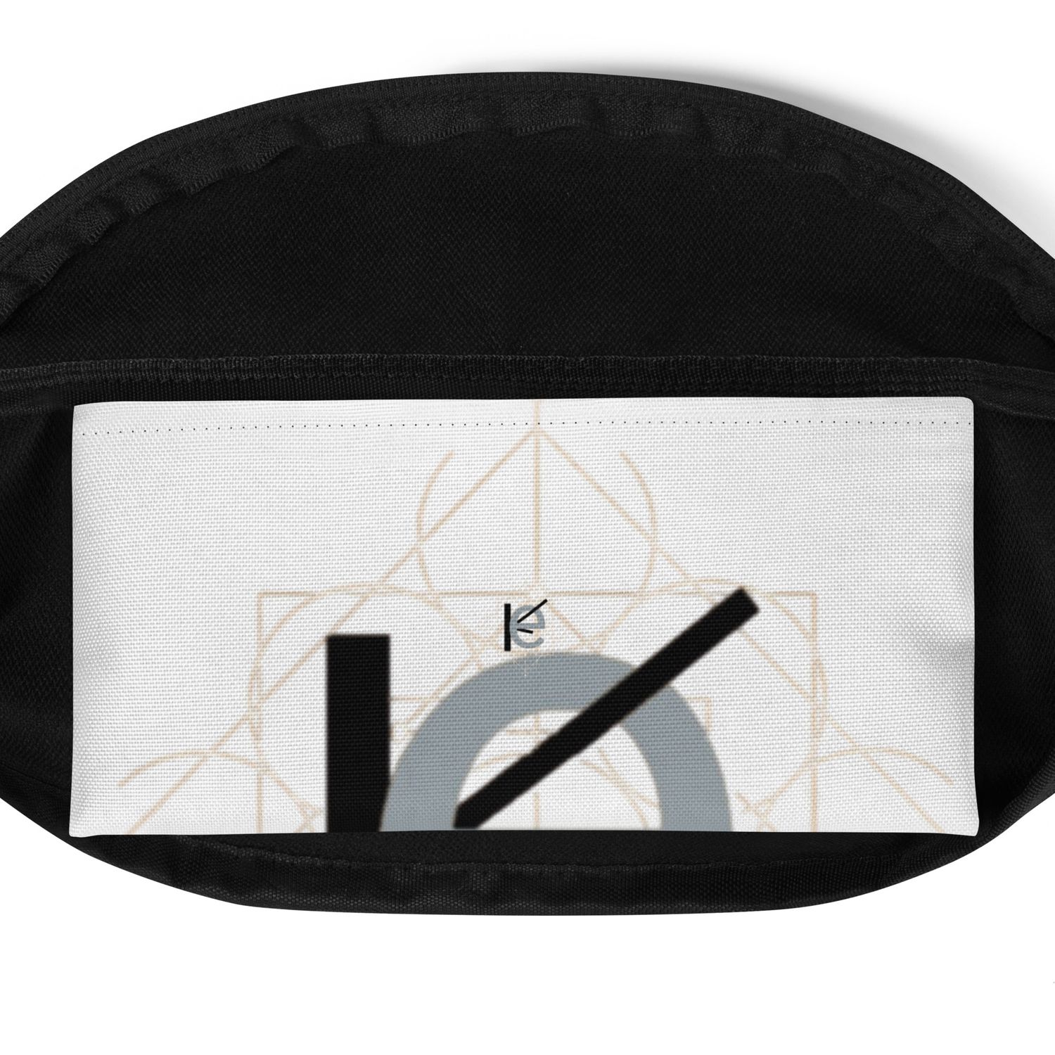 kery2367-accessoire-unterwegs-getragen-luxury-streetwear-outdoor