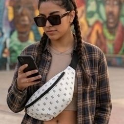 Luxury streetwear-accessoire-unterwegs-getragen-luxury-streetwear-outdoor