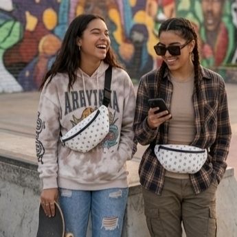 Luxury streetwear-accessoire-unterwegs-getragen-luxury-streetwear-outdoor