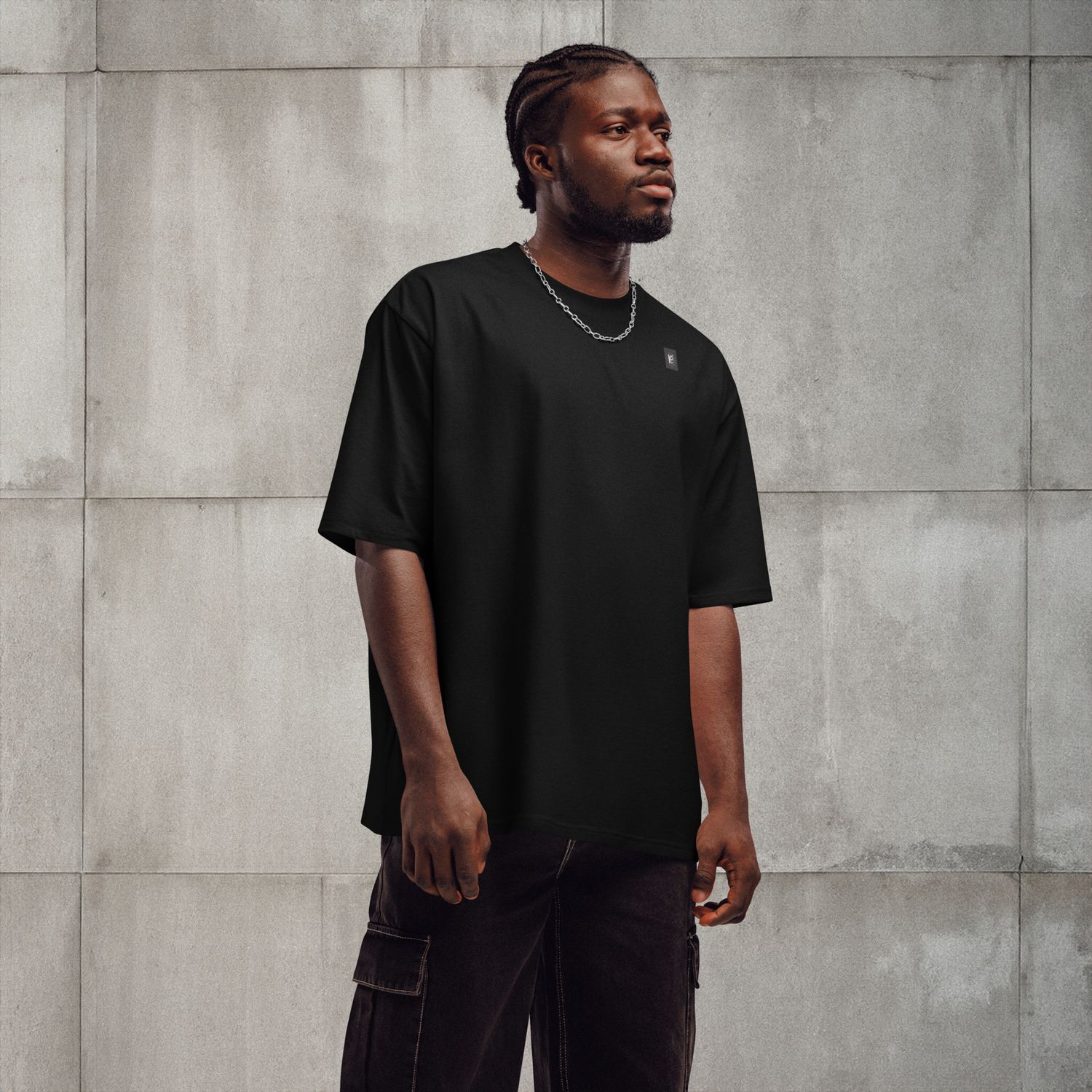 Luxury streetwear-Urban Look mit einem Oversized T-Shirt – ein absolutes Must-Have für Streetwear-Fans.**