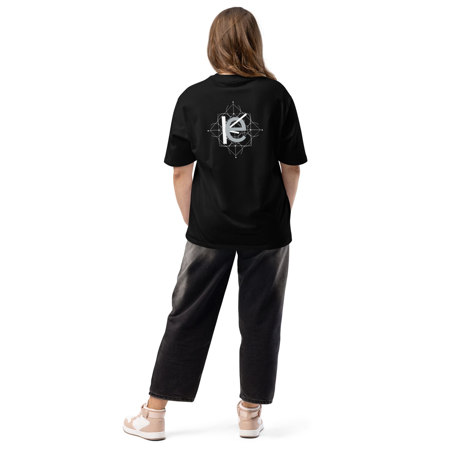 Luxury streetwear-Urban Look mit einem Oversized T-Shirt – ein absolutes Must-Have für Streetwear-Fans.**