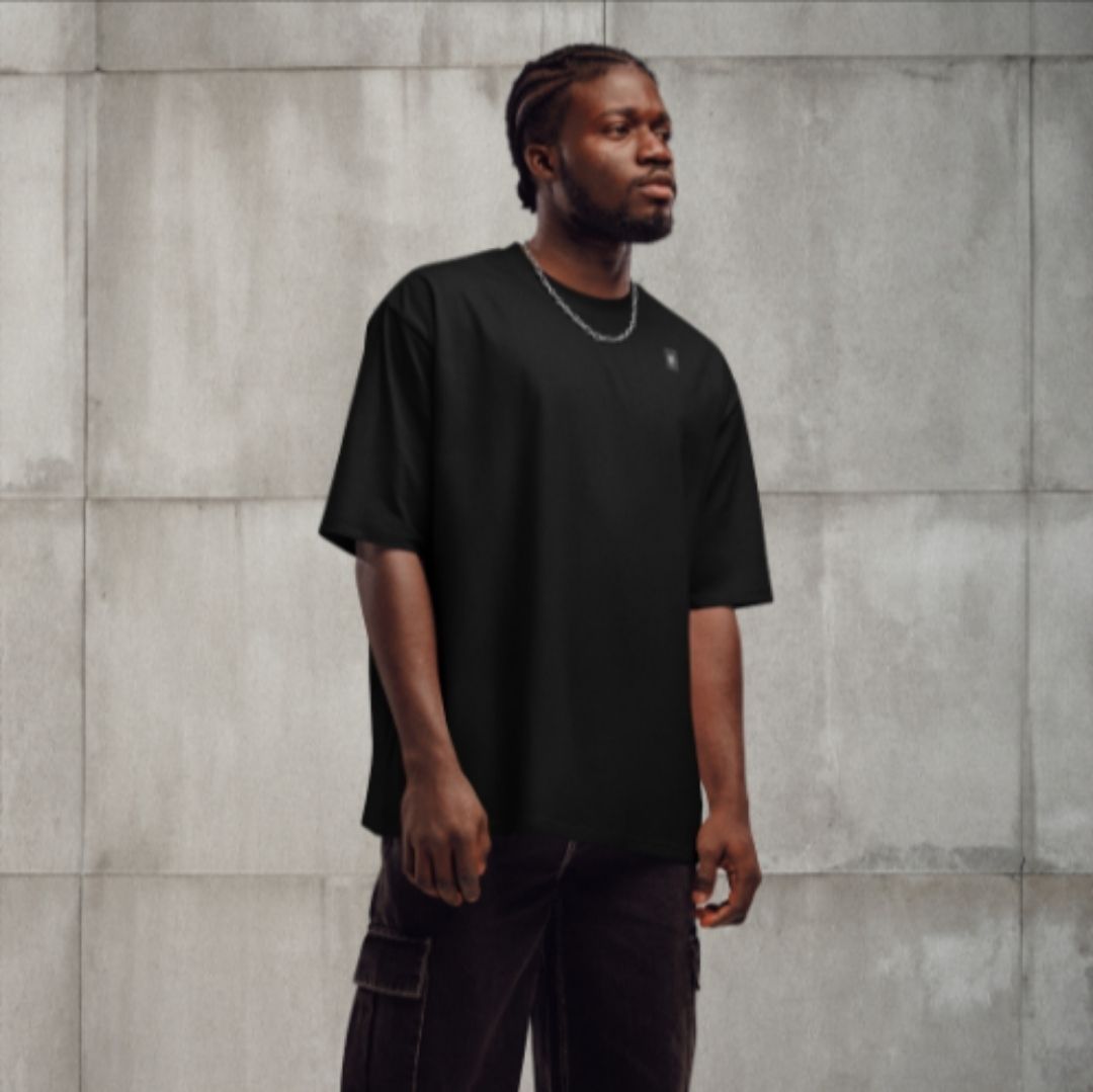 Luxury streetwear-Urban Look mit einem Oversized T-Shirt – ein absolutes Must-Have für Streetwear-Fans.**
