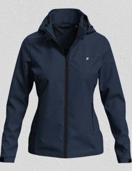Luxury streetwear--damen-softshell-jacke-getragen-stylisch-outdoor-look