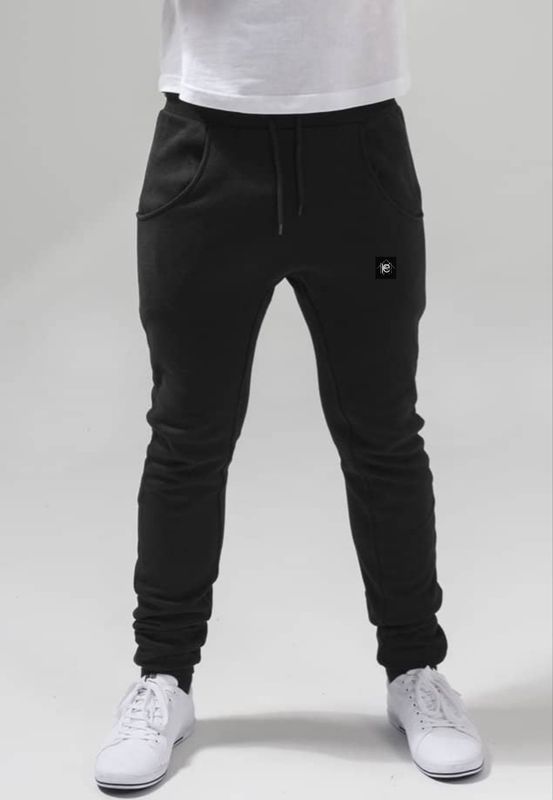 Luxury streetwear--deep-crochet-sweatpants-getragen-oversized-streetwear-look