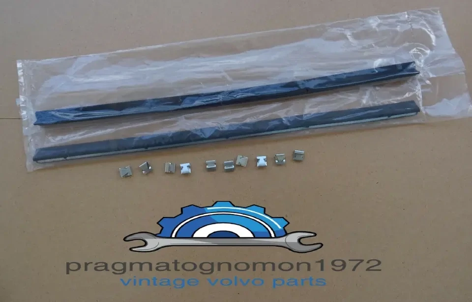 VOLVO 668258 P1800 DOOR GLASS SCRAPER SEALS WITH CLIPS set