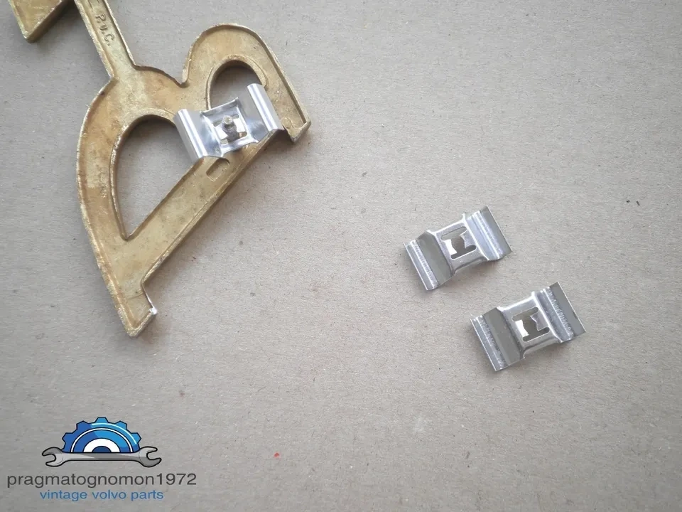 VOLVO 121 122 AMAZON 1965-66 FRONT GRILL EMBLEM MOUNTING CLIPS 2 pcs