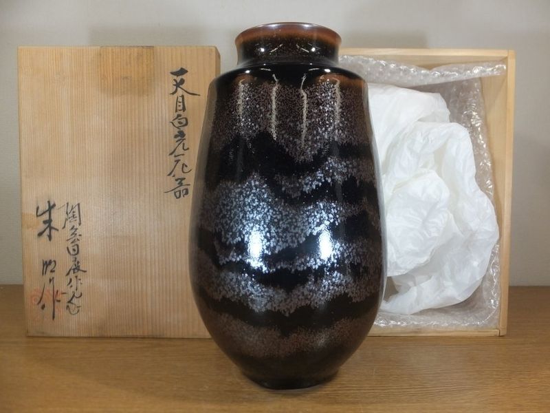Vaso in Porcellana Arita del famoso artista Fujii Shumei chiamato Vaso a luce bianca. Periodo Showa