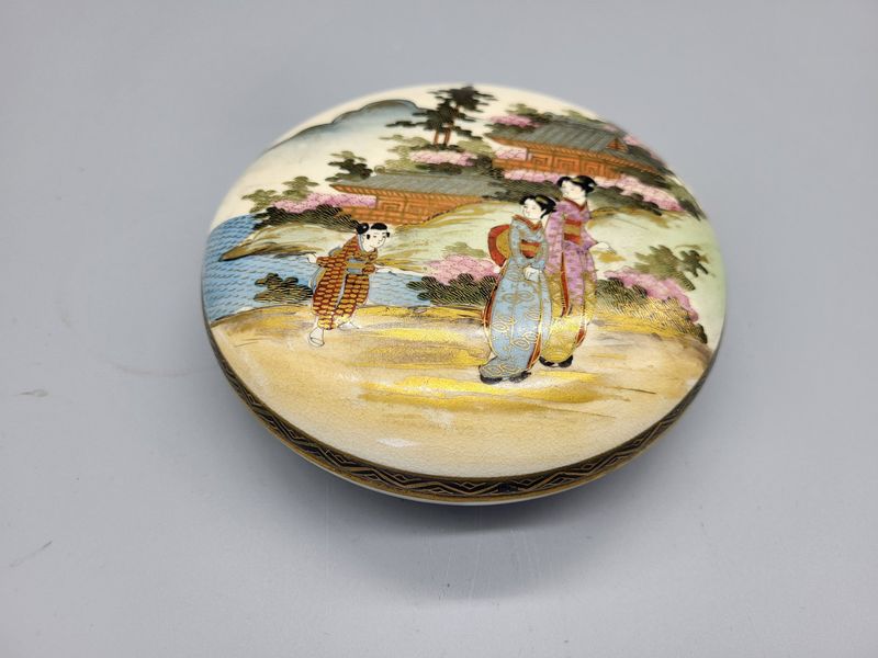 Scatola Satsuma con decorazioni in oro esterne ed interne. Firmata dall'artista e con Mon. del clan Shimazu. Giappone Periodo Meiji