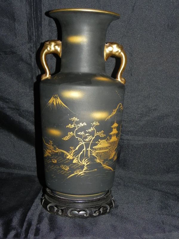 Vaso Kutani  con sfondo nero e disegni in oro, firmato dall'autore. Giappone Periodo Meiji