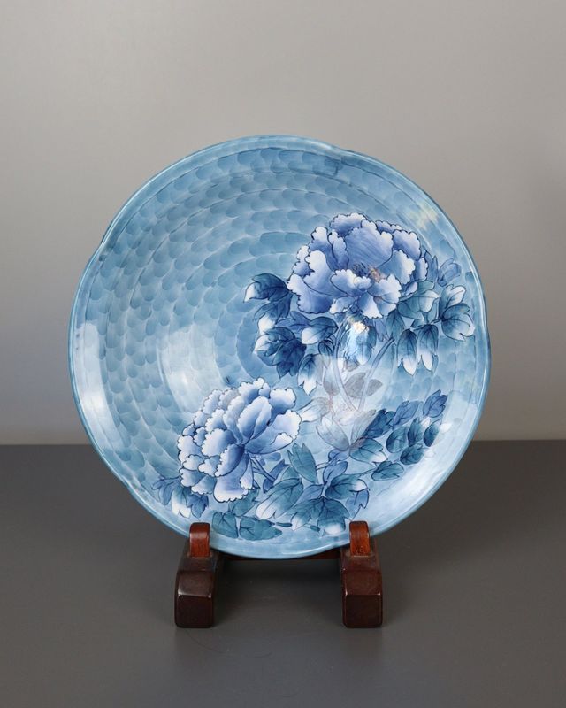 Ciotola in Porcellana Arita del rinomato artista Fuji Shumei decorato con Peonie. Periodo Showa