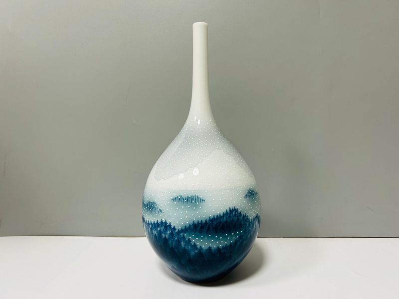 Vaso in porcellana Arita del famoso artista Fuji Shumei con disegno a mano di un mare di Alberi. Periodo Showa