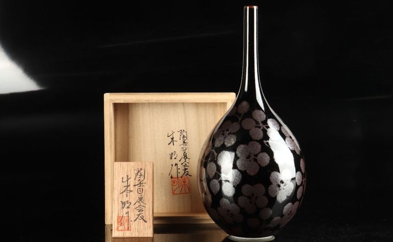 Vaso in Porcellana di Arita di Fujii Shumei con fiori di pruno disegnati a mano. Periodo Showa