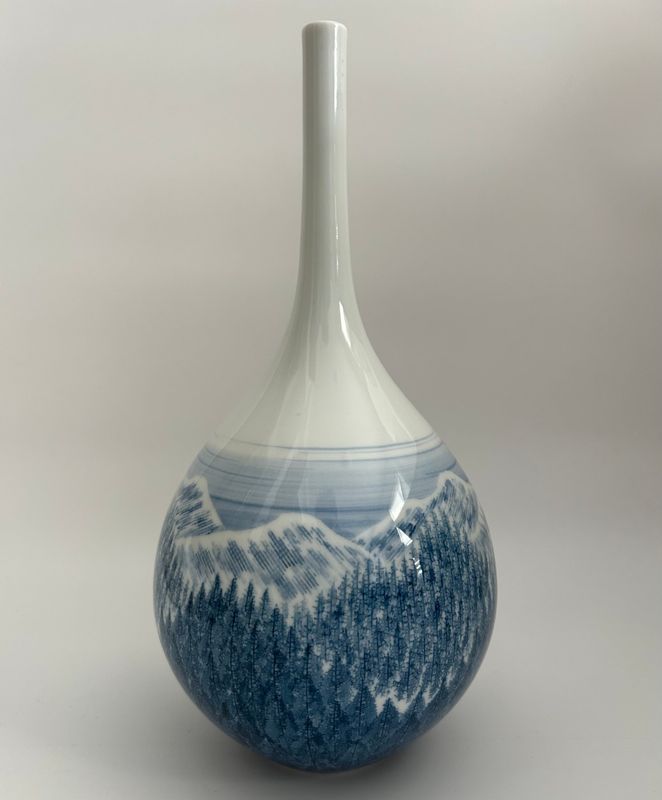 Vaso in porcellana Arita del famoso artista Fujii Shumei intitolato Collo di gru - Prima di Primavera. Giappone periodo Showa